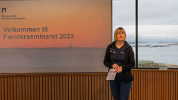 Nasjonalparkforvalter Anne Sjømæling står på scenen ønsker velkommen