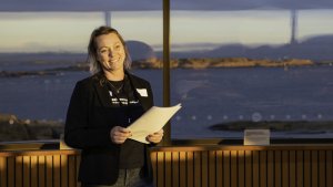 Daglig leder ved Besøkssenteret, Heidi Karoline Storm, var vertskap og står og takket av med et dikt og havet