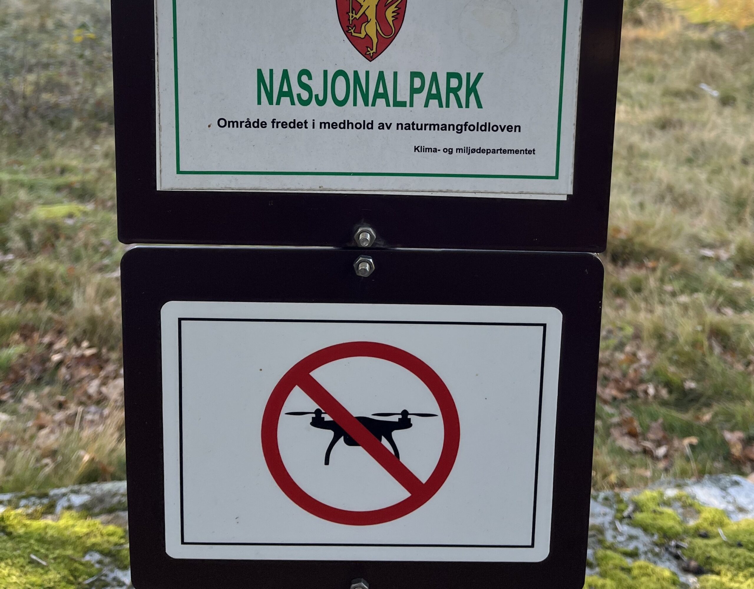 Nasjonalparkskilt-med-droneforbudskilt-Færder-nasjonalpark-foto-ASjømæling