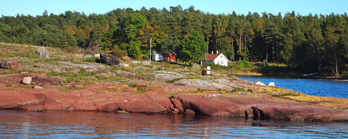 Jenseskjær og Bolærne-øyene har den typiske rødlige tønsbergitten. Foto: Birgit Brosø